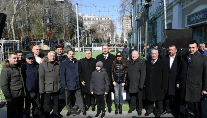 Prezident İlham Əliyev Bakıda ulduz futbolçuların matçına baxdı (VİDEO)