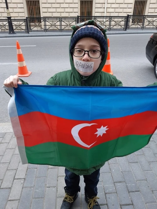 Elçin Əlibəyli özünün və azyaşlı oğlunun ağzını bağlayaraq ETİRAZ AKSİYASI keçirdi - VİDEO