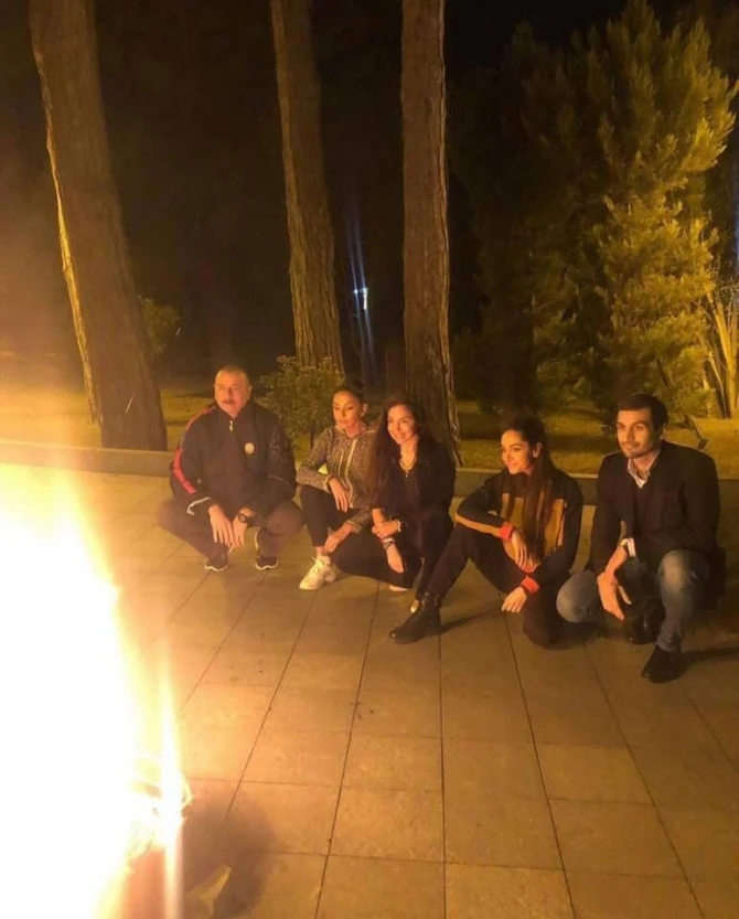 Prezident ailəsi ilə birlikdə Od çərşənbəsini qeyd edib - FOTO