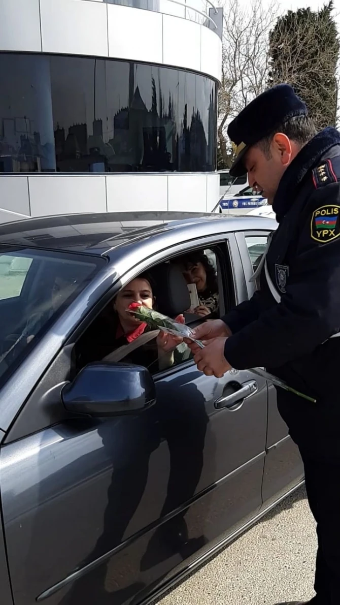 Yol polisindən qadınlara sürpriz - FOTO