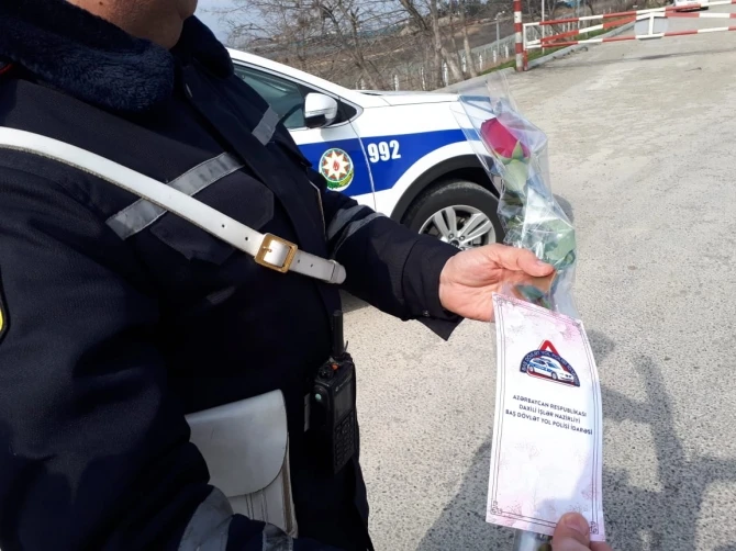 Yol polisindən qadınlara sürpriz - FOTO