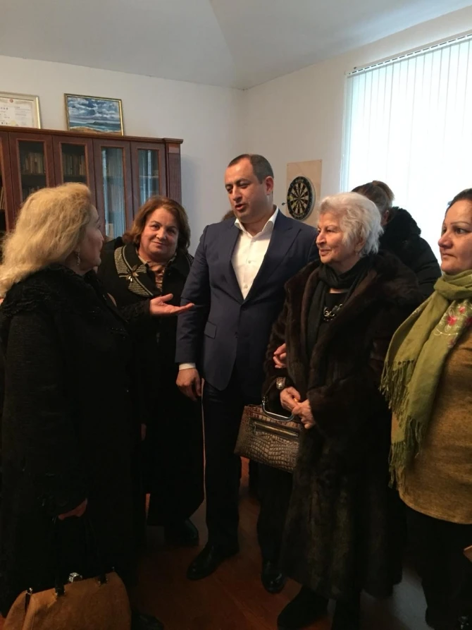 Adil Əliyev Milli Qəhrəman, Şəhid və qazi ailələrinin xanım üzvləri ilə görüşüb – VİDEO