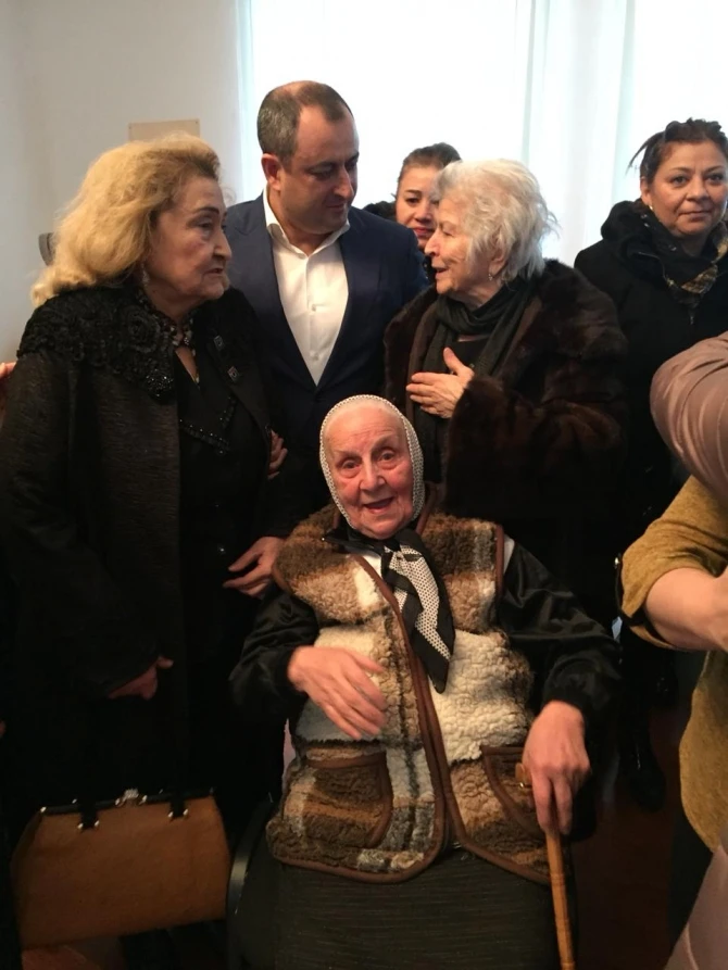 Adil Əliyev Milli Qəhrəman, Şəhid və qazi ailələrinin xanım üzvləri ilə görüşüb – VİDEO