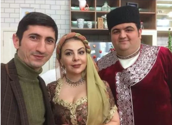 Aşıq Samirə başını bağladı, sinəsini açdı — FOTO
