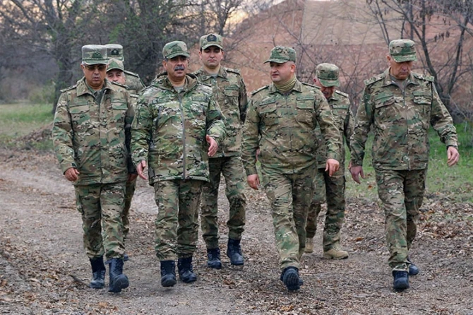 Müdafiə naziri təlimin komanda idarəetmə məntəqəsində olub - FOTO Müdafiə naziri təlimin komanda idarəetmə məntəqəsində olub - FOTO