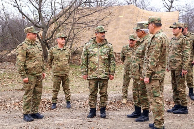 Müdafiə naziri təlimin komanda idarəetmə məntəqəsində olub - FOTO Müdafiə naziri təlimin komanda idarəetmə məntəqəsində olub - FOTO