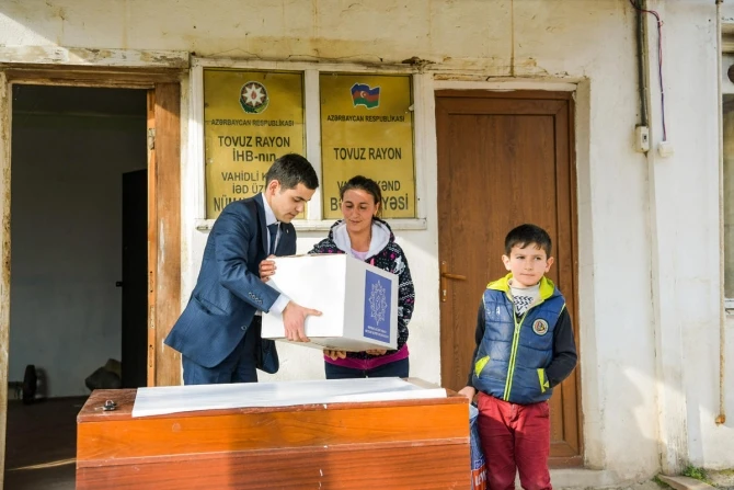 Фонд Гейдара Алиева раздает малообеспеченным семьям подарки по случаю праздника Новруз -ФОТО