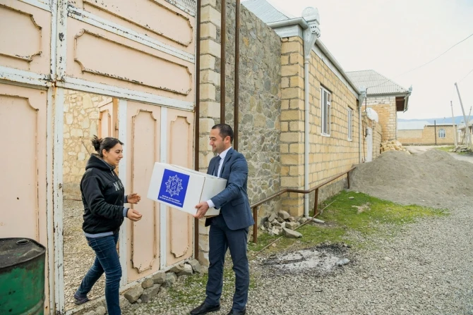 Фонд Гейдара Алиева раздает малообеспеченным семьям подарки по случаю праздника Новруз -ФОТО