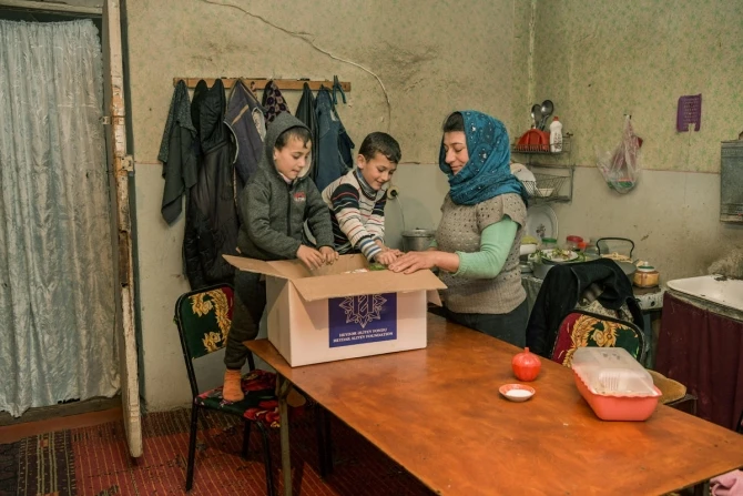 Фонд Гейдара Алиева раздает малообеспеченным семьям подарки по случаю праздника Новруз -ФОТО