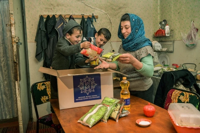 Фонд Гейдара Алиева раздает малообеспеченным семьям подарки по случаю праздника Новруз -ФОТО