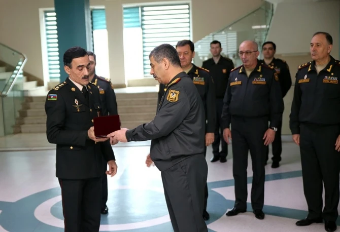 Müdafiə naziri hospitalda müalicə olunan əsgərlərə baş çəkib - FOTO