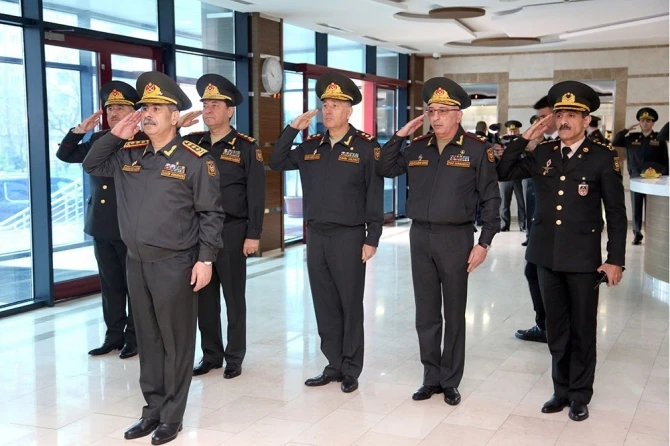 Müdafiə naziri hospitalda müalicə olunan əsgərlərə baş çəkib - FOTO
