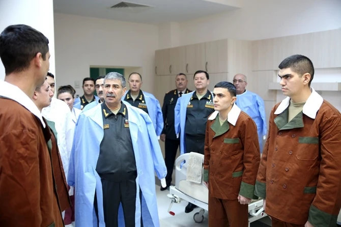 Müdafiə naziri hospitalda müalicə olunan əsgərlərə baş çəkib - FOTO