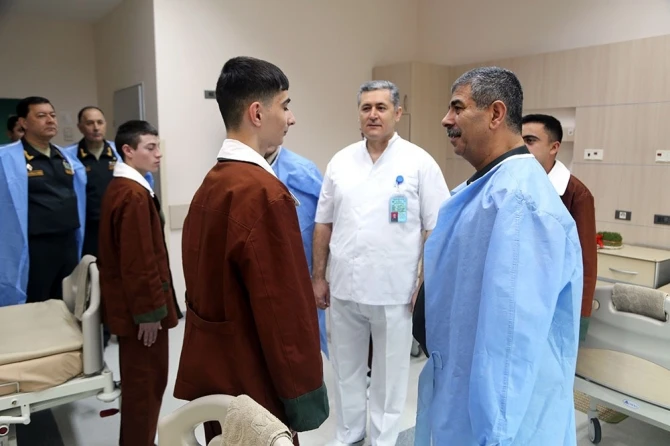 Müdafiə naziri hospitalda müalicə olunan əsgərlərə baş çəkib - FOTO