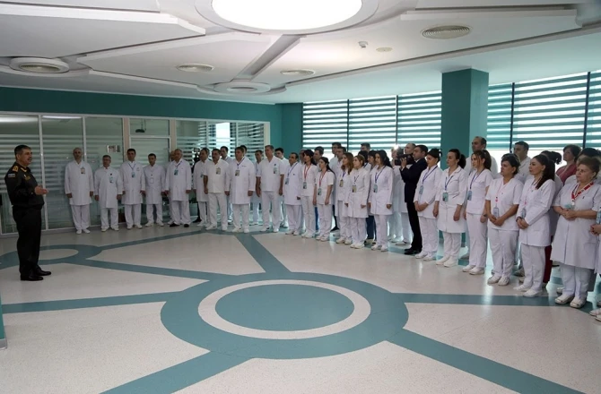 Müdafiə naziri hospitalda müalicə olunan əsgərlərə baş çəkib - FOTO
