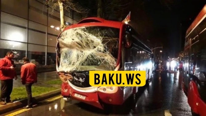 В Баку столкнулись автобусы В Баку столкнулись автобусы