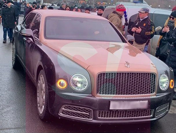Известная певица приехала на похороны на машине за 500 000 $ с номерами 777 - ФОТО