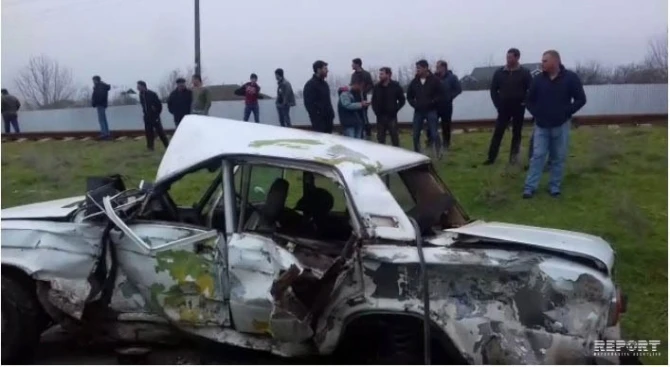 В Азербайджане поезд столкнулся с автомобилем: есть погибший - ВИДЕО+ФОТО