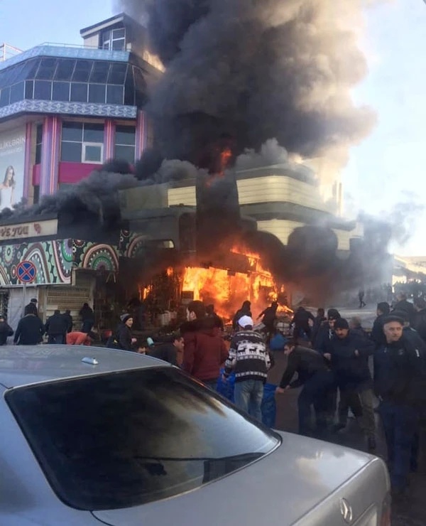 Пожар в торговом центре в Баку усилился - ФОТО+ВИДЕО - ОБНОВЛЕНО