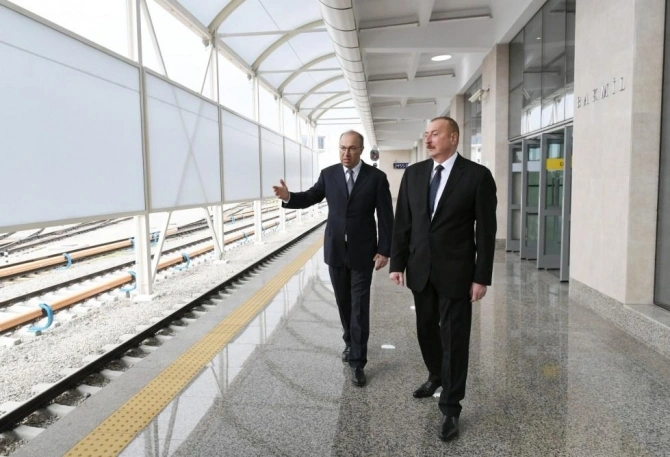 Ильхам Алиев в бакинском метро - ФОТО