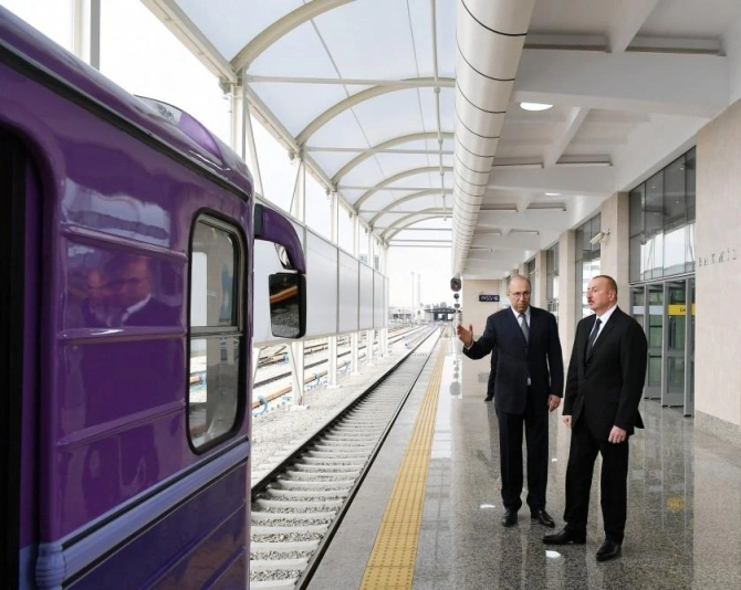 Ильхам Алиев в бакинском метро - ФОТО