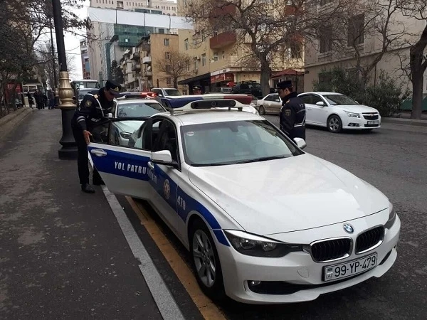 В Баку пьяного водителя автобуса преследовала полиция - ВИДЕО