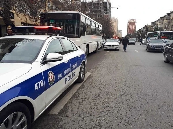В Баку пьяного водителя автобуса преследовала полиция - ВИДЕО