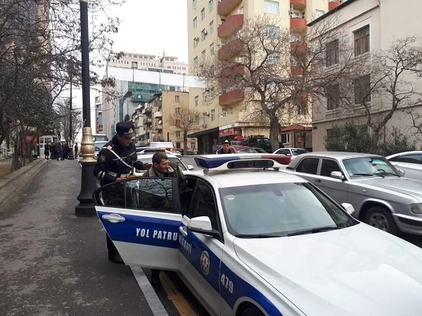 В Баку пьяного водителя автобуса преследовала полиция - ВИДЕО