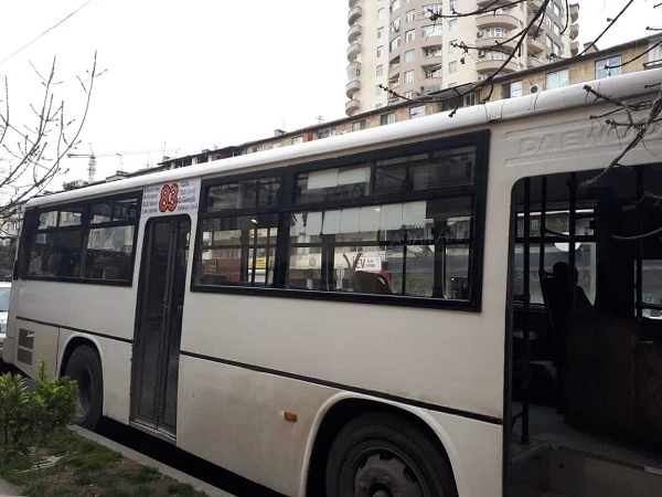 В Баку пьяного водителя автобуса преследовала полиция - ВИДЕО