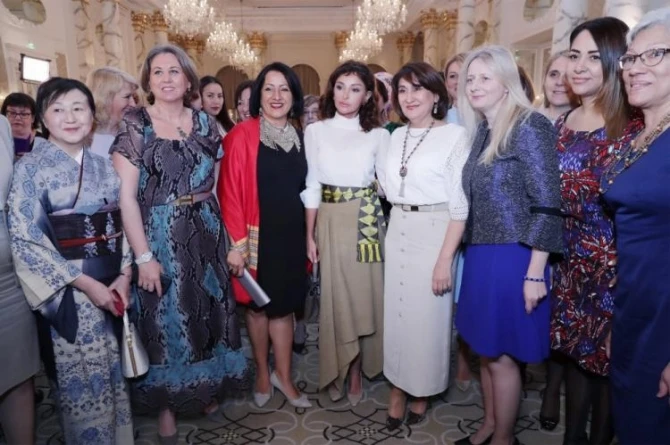 Mehriban Əliyeva diplomatik missiya rəhbərlərinin həyat yoldaşları ilə görüşüb - FOTO