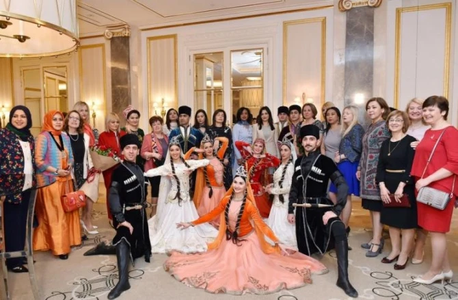 Mehriban Əliyeva diplomatik missiya rəhbərlərinin həyat yoldaşları ilə görüşüb - FOTO