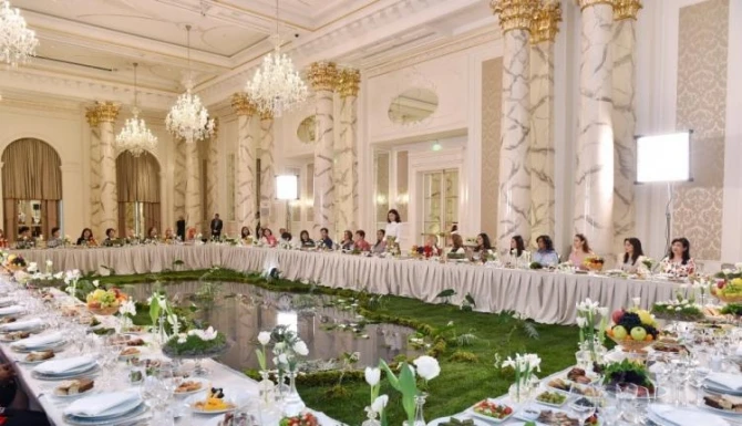 Mehriban Əliyeva diplomatik missiya rəhbərlərinin həyat yoldaşları ilə görüşüb - FOTO