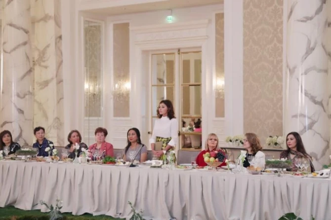 Mehriban Əliyeva diplomatik missiya rəhbərlərinin həyat yoldaşları ilə görüşüb - FOTO