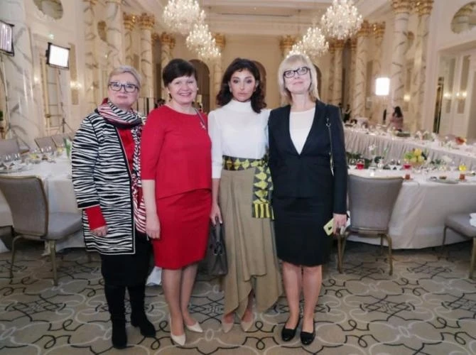 Mehriban Əliyeva diplomatik missiya rəhbərlərinin həyat yoldaşları ilə görüşüb - FOTO