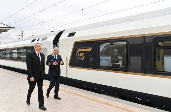 Prezident Qarsa gedəcək yeni sərnişin qatarında (FOTO)