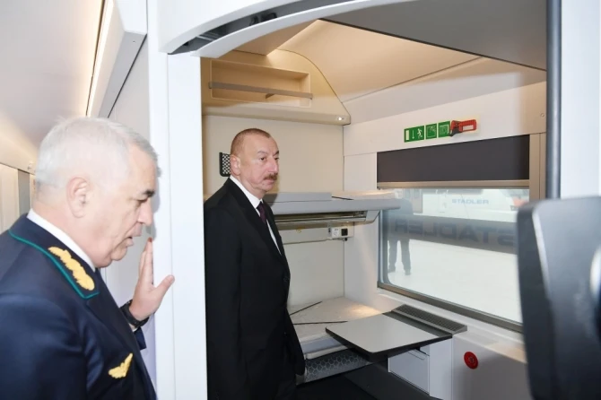 Prezident Qarsa gedəcək yeni sərnişin qatarında (FOTO)