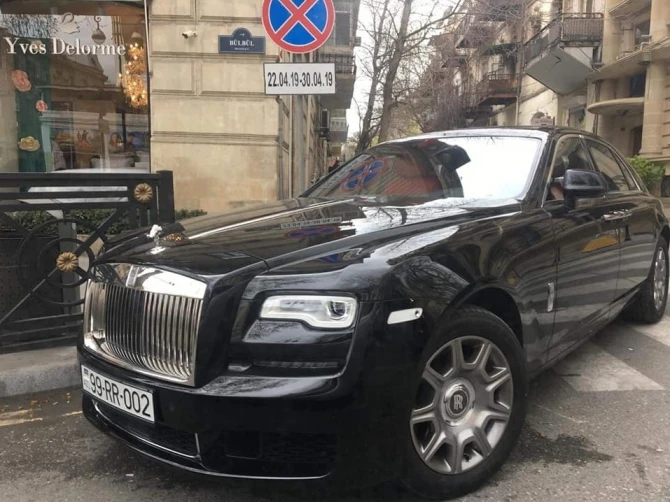 Водитель Rolls-Royce заблокировал пешеходам 