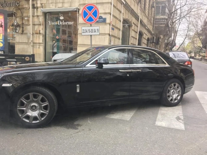 Водитель Rolls-Royce заблокировал пешеходам Водитель Rolls-Royce заблокировал пешеходам