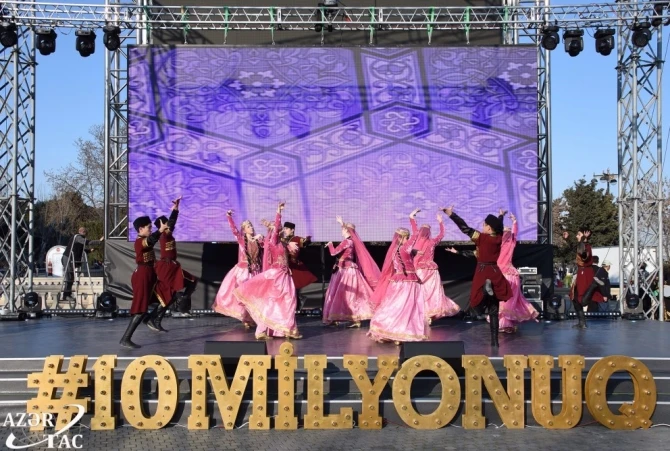10 milyonuncu sakinə görə bulvarda konsert və atəşfəşanlıq oldu - FOTO