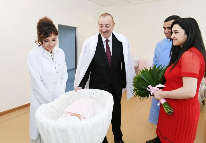 Президент и первая леди встретились с родителями 10-миллионного жителя - ФОТО