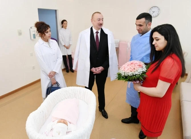 Ильхам Алиев подарил квартиру 10-миллионному жителю - ФОТО