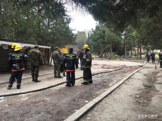 Мужчина выбросился из окна горящего общежития в Баку - ФОТО