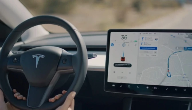 Автомобили Tesla будут самостоятельно объезжать дорожные ямы - ФОТО