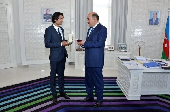 Nazir Balakişi Qasımova “Tərəqqi” medalını təqdim etdi - FOTO
