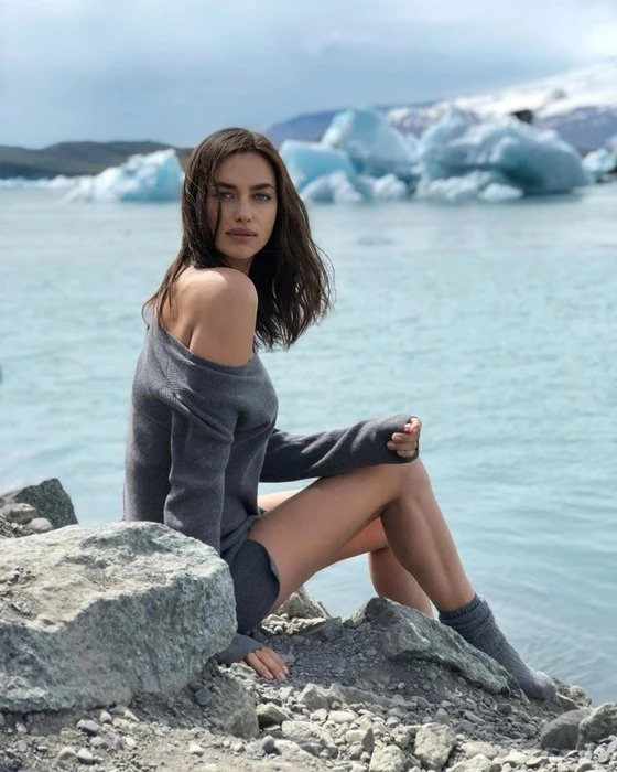 Ирина Шейк в откровенном боди позировала у водопада - ФОТО