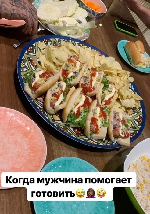 Тимати кормит беременную Анастасию Решетову хот-догами и чипсами - ФОТО