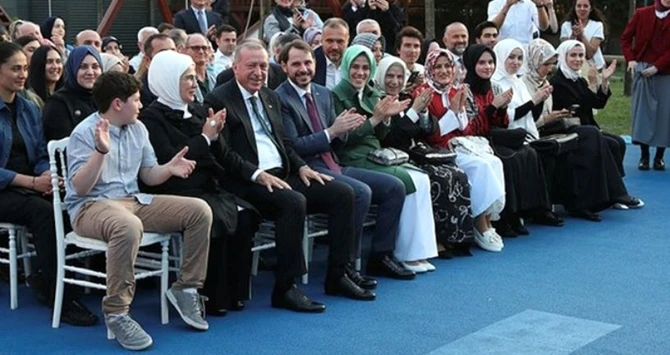 Ərdoğan nəvəsinin məzun günü mərasiminə qatıldı - FOTO