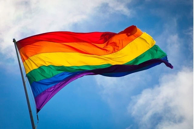 Bakıda tanınmış brend mağazasında LGBT simvolunda geyimlər və çanta satılır – FOTO