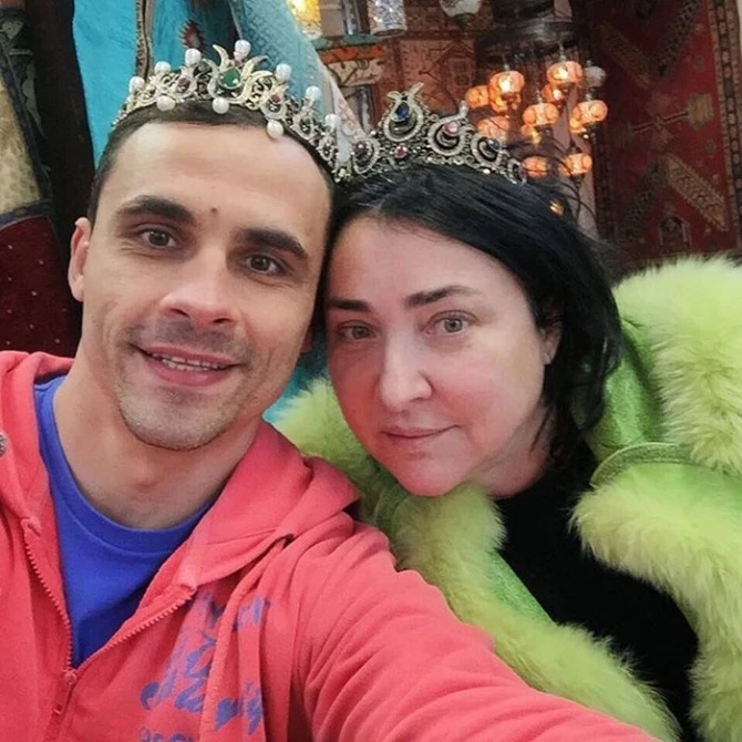 55-летняя Лолита объявила о разводе с пятым мужем, который младше ее на 11 лет