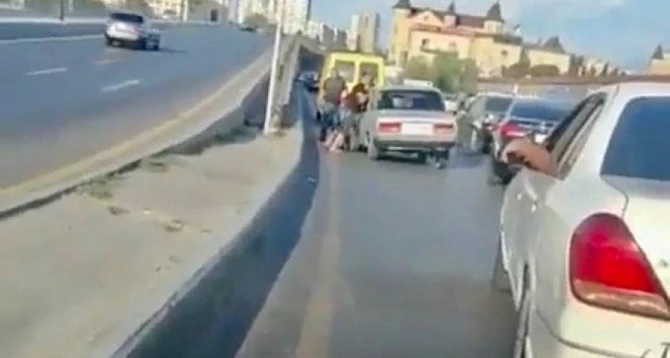 На проспекте Бабека автомобиль упал в дренажный колодец - ФОТО